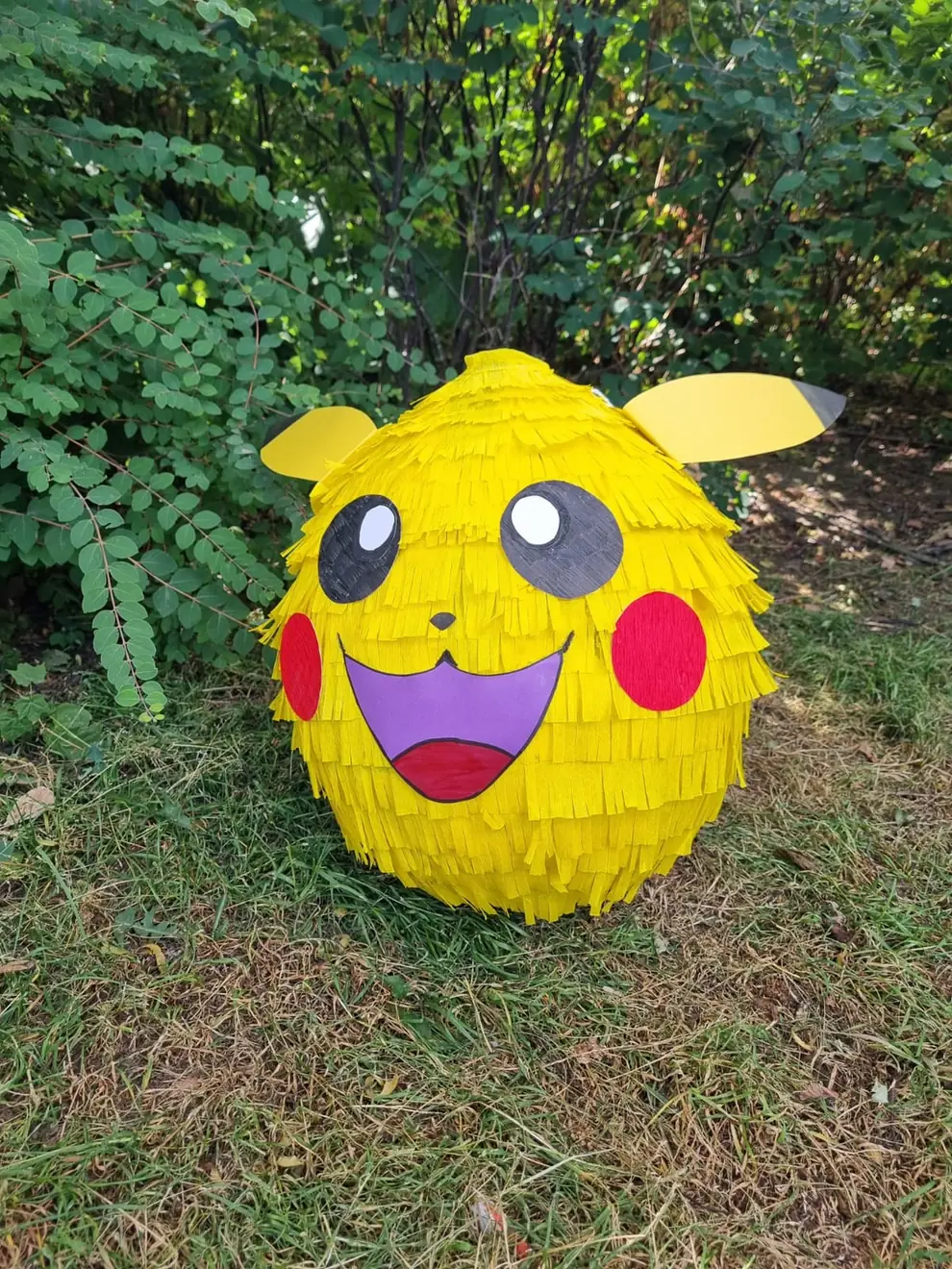 Ręcznie przygotowana żółta piniata z motywem Pikachu